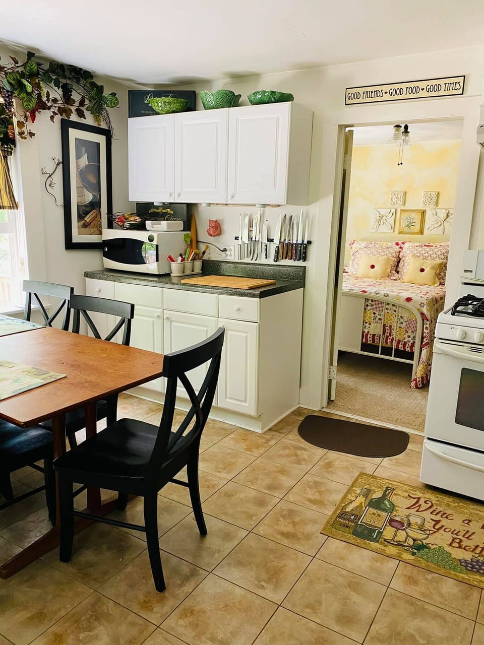 Dine in kitchen