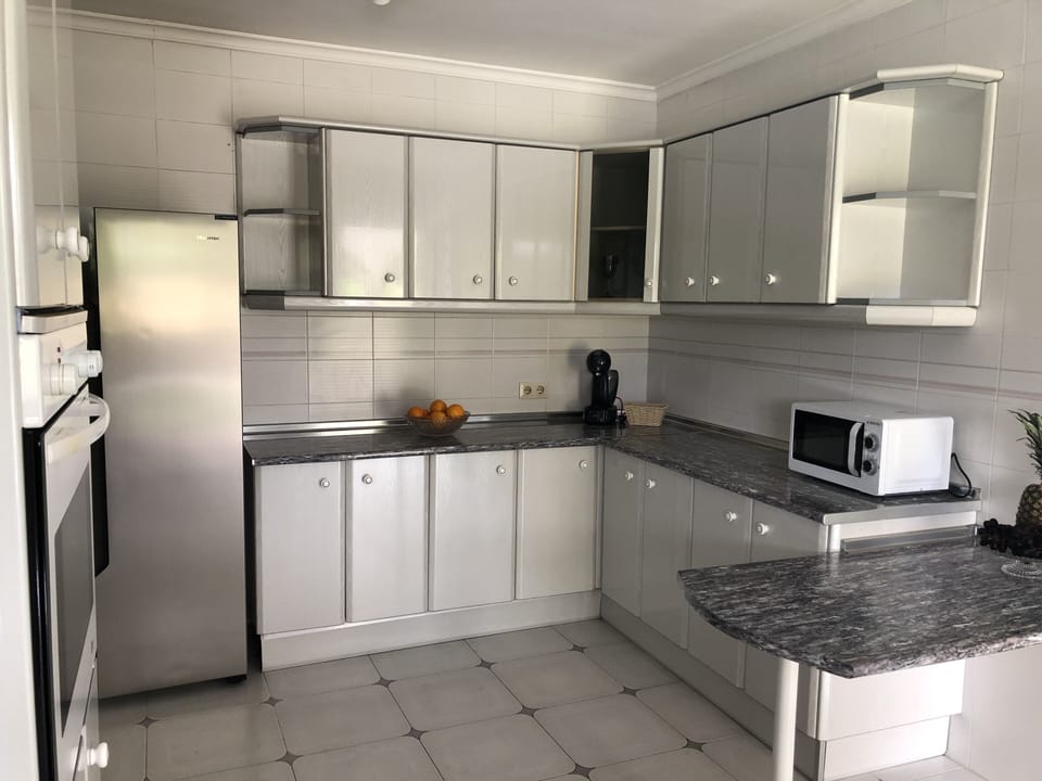 Fully equipped kitchen (oven, stove, dishwaasher, etc)