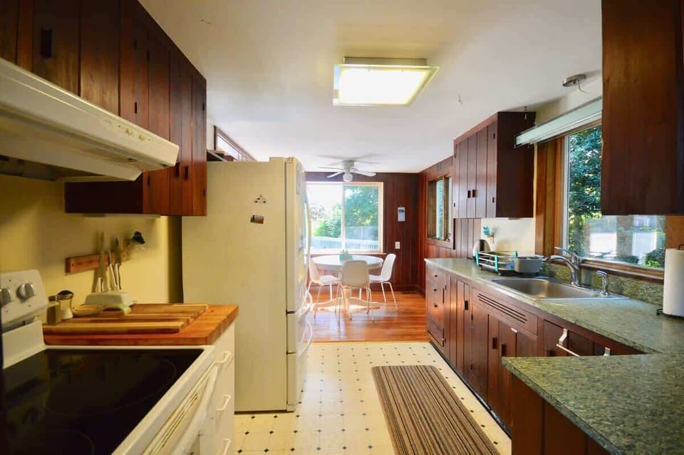 Simple, well-equipped kitchen will have brand new dishwasher 