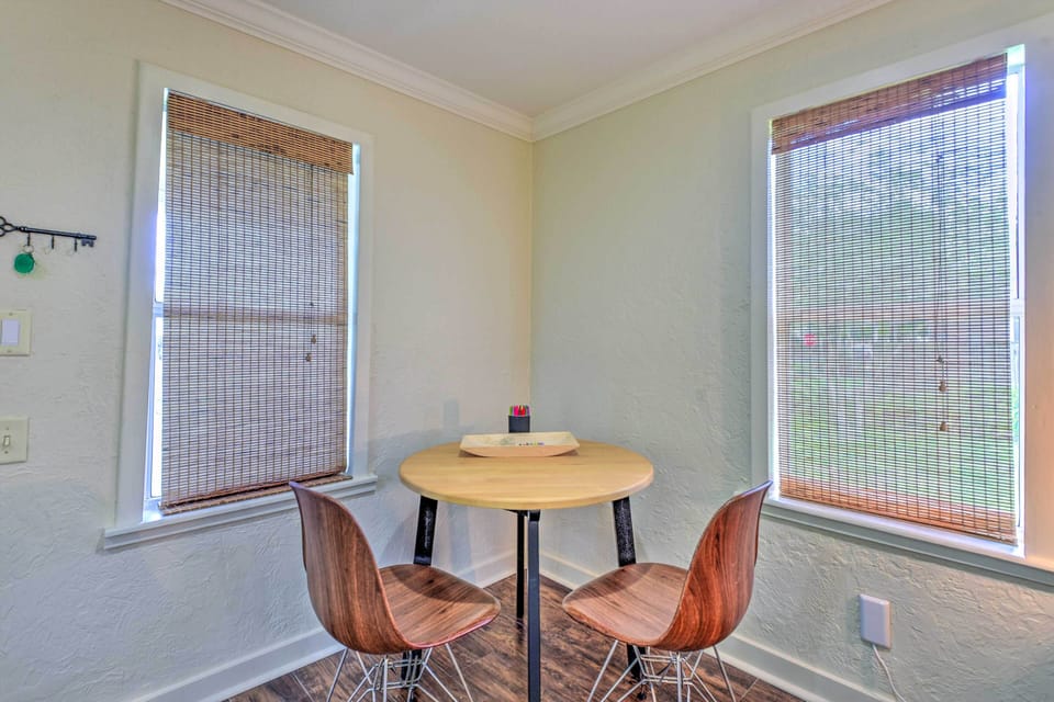 Dining Area | Dishware Provided