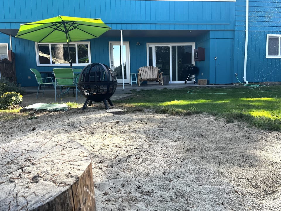 Enjoy the firepit, BBQ & sandbox for little ones.