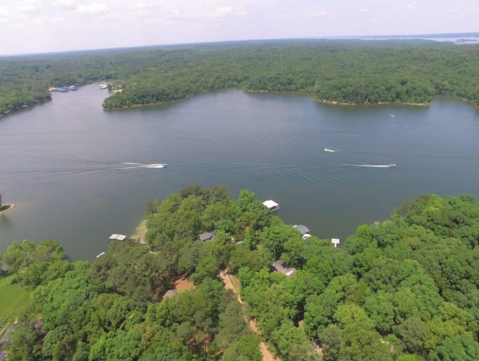 Kentucky Lake covers 160,300 acres and features 2,300 miles of shoreline.