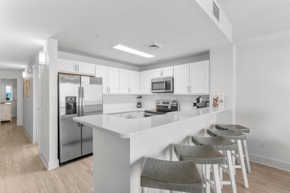 Kitchen with Breakfast Bar