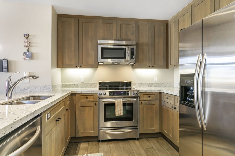 Kitchen W/ stainless steel appliances