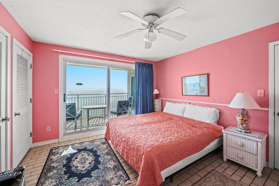 Incredible views to wake up to! Enjoy the sunshine on the balcony!