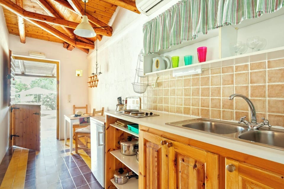 Kitchen fully equipped for light meals. Including toaster, kettle, coffee etc