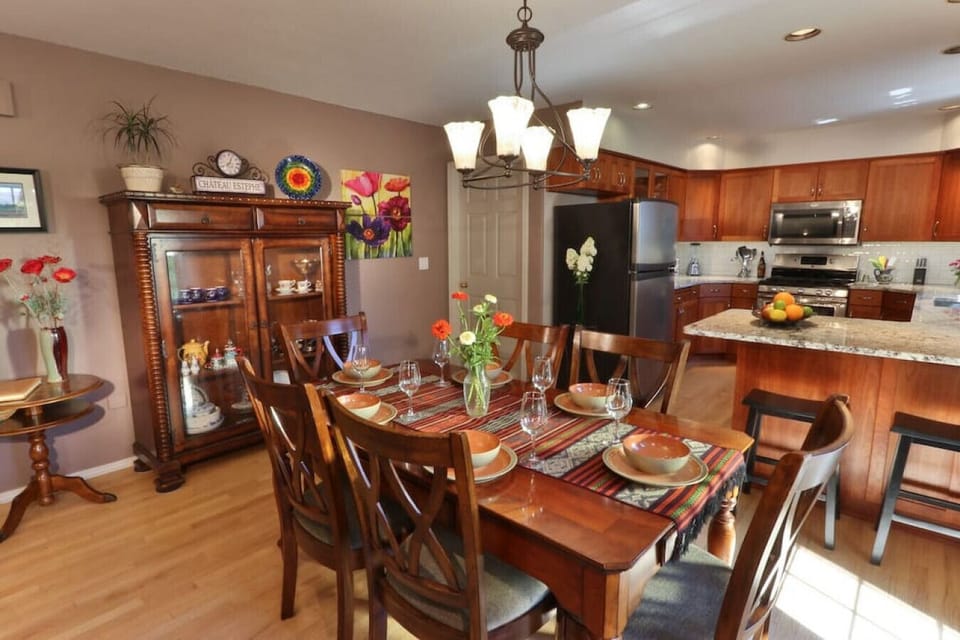 Dining for 6 adjacent to the kitchen