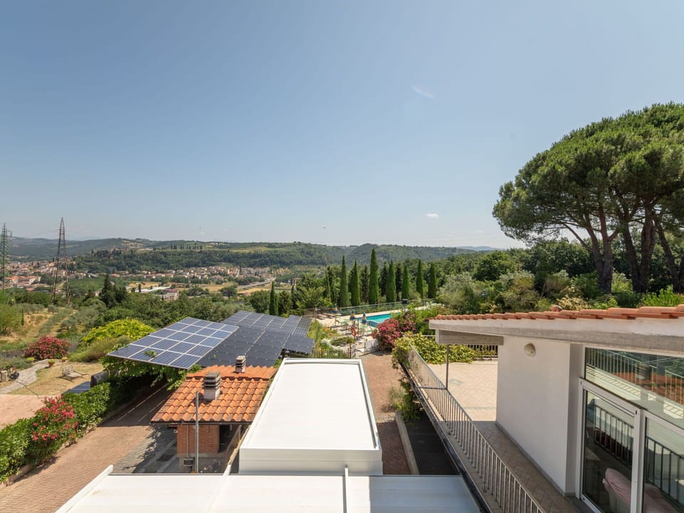 Roof, Residential Area, Garden, Estate, Eco Hotel, Shade, Landscaping, Balcony, Resort, Villa
