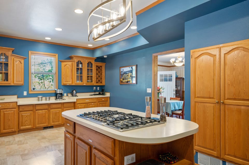 Kitchen with gas cooktop