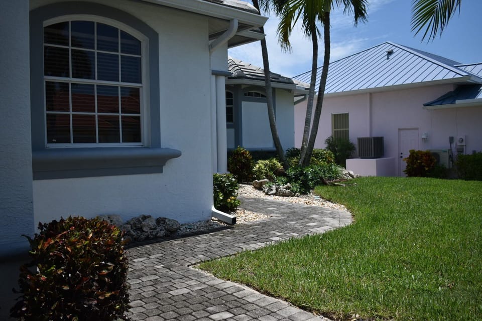 Walkway to front entry
