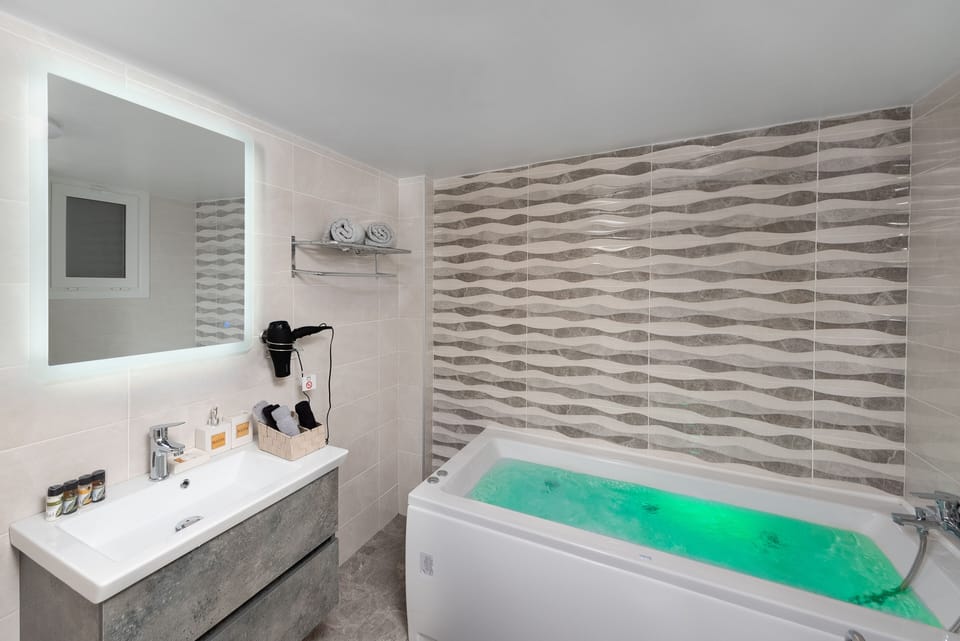 Bathroom with jacuzzi