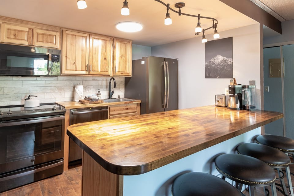 Full Modern Kitchen.