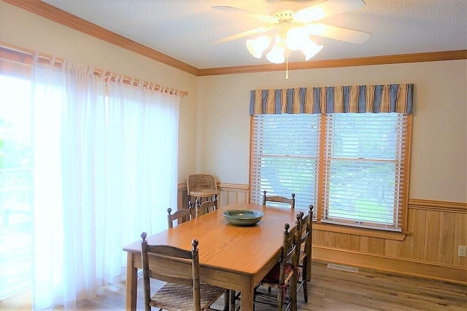 Dining1
