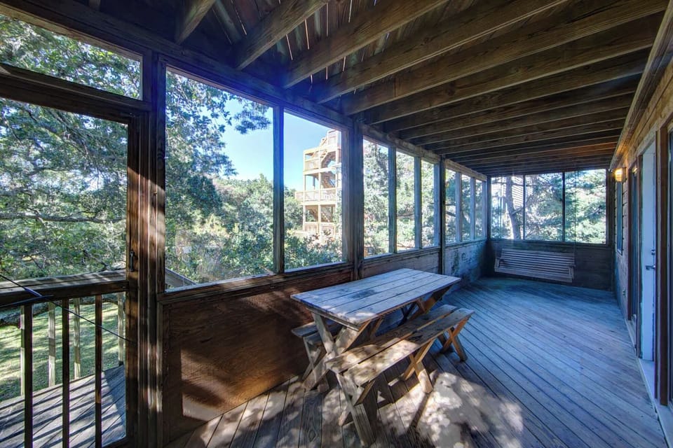 Main Floor Screened Deck