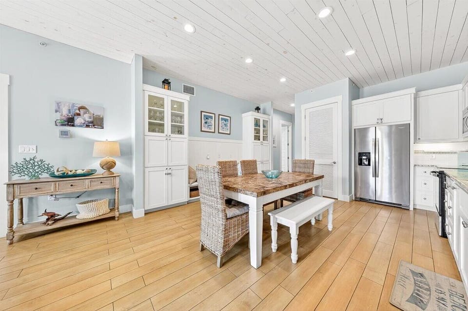 Kitchen & Dining