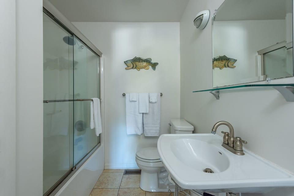 Full hall bath on main level w/tub & shower combo.