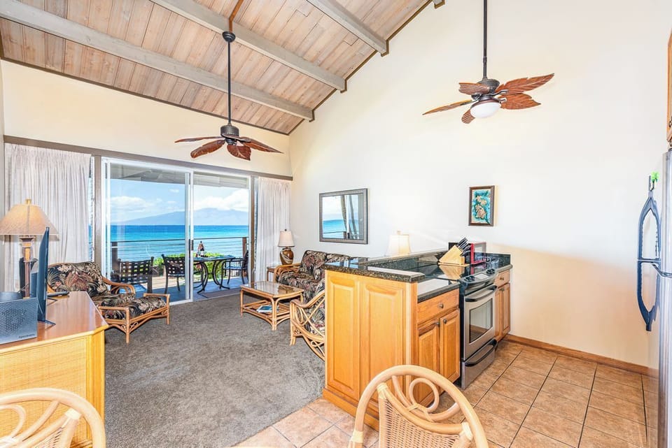 Top Floor. Vaulted Ceilings!