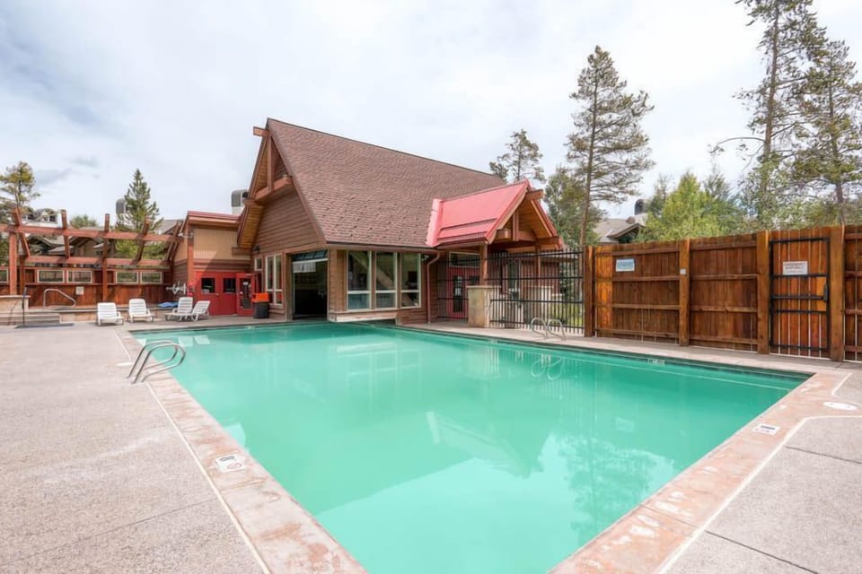 Seasonal, Upper Village Pool