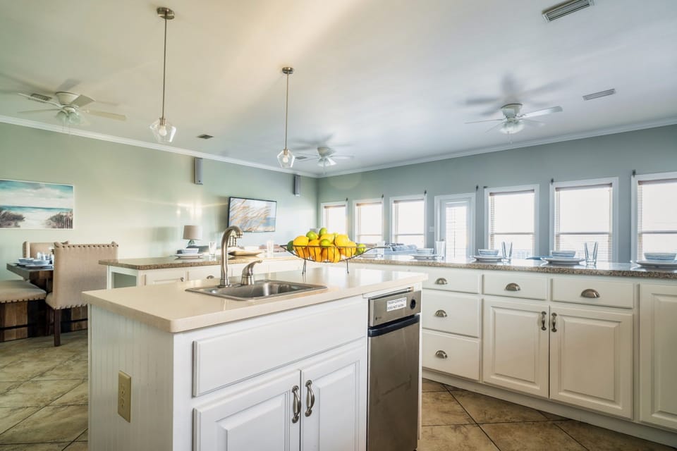 Fully equipped kitchen | No trash compactor