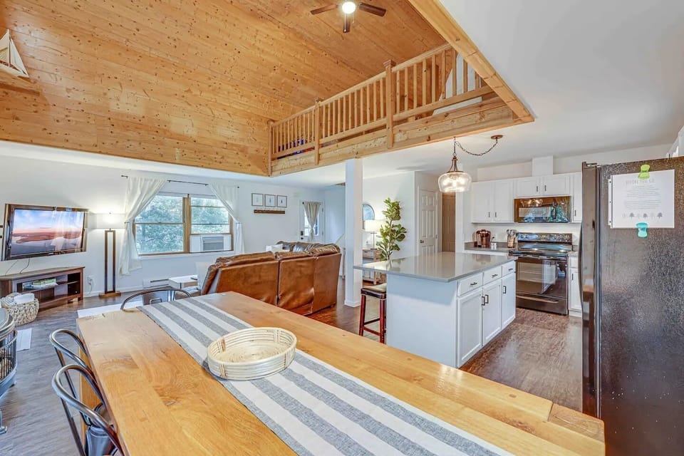 Large dining room table - plenty of seating & lots of counter space! 