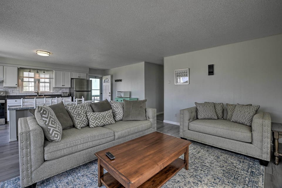 Living Room | Flat-Screen TV | Linens & Towels Provided