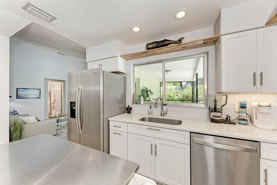 Slide open the pass-through window to serve poolside snacks and smoothies fresh from the blender