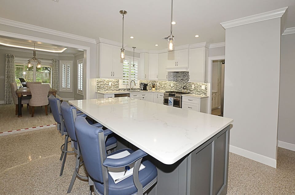 Large Breakfast Bar / Kitchen