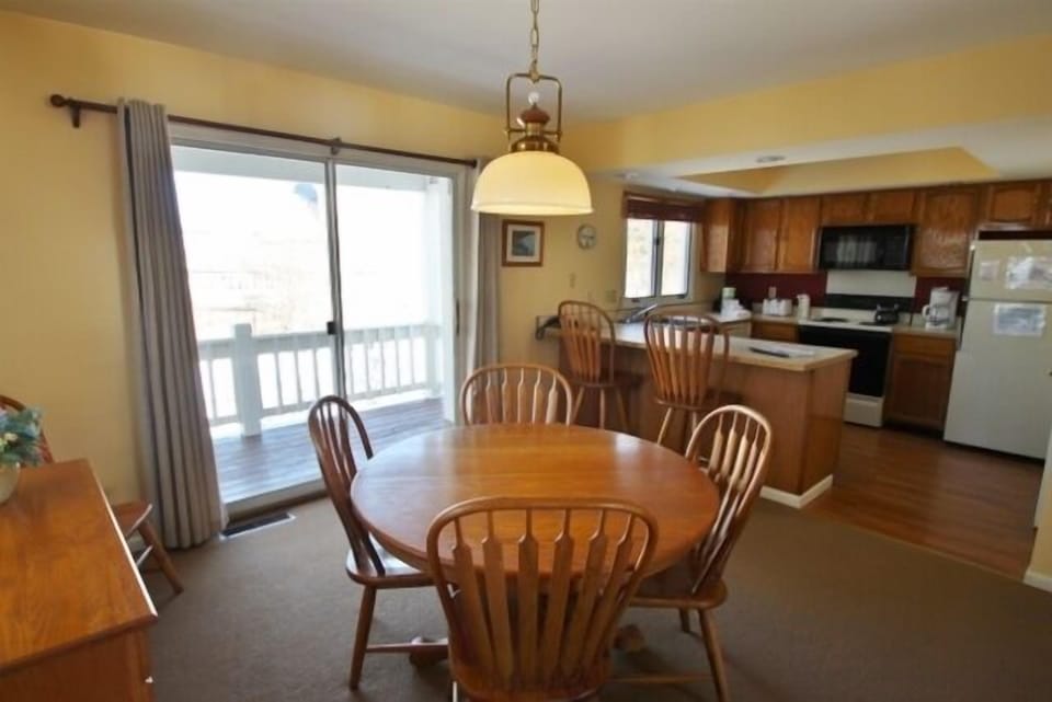 Full Kitchen/Dining Area