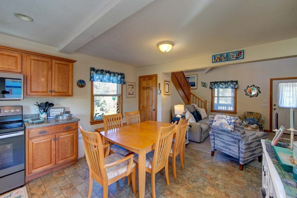 Dining Area & Kitchen