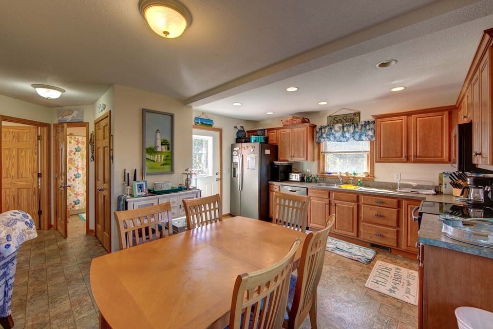 Dining Area & Kitchen