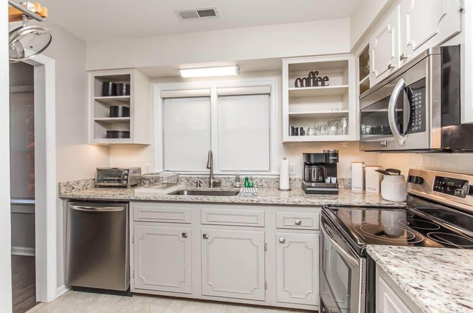 "I would definitely recommend staying here while in Bowling Green. The place is modern, very clean, and extremely quiet." - Cynthia L. 5 Star Airbnb Review 