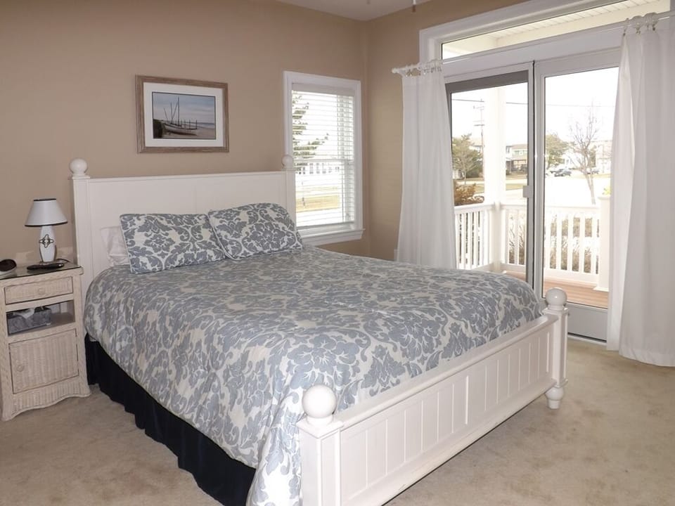 1st Floor Queen Bedroom