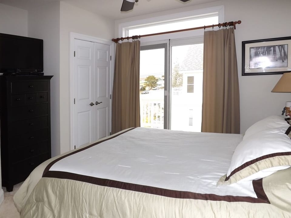 2nd Floor Queen Bedroom