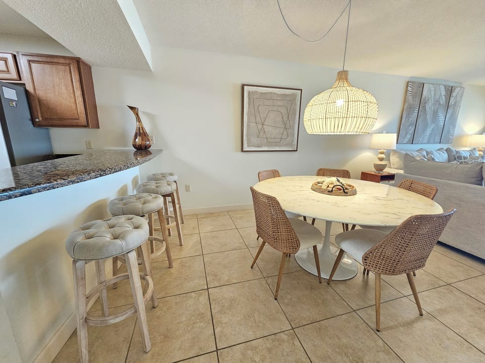 Dining Area w/Breakfast Bar