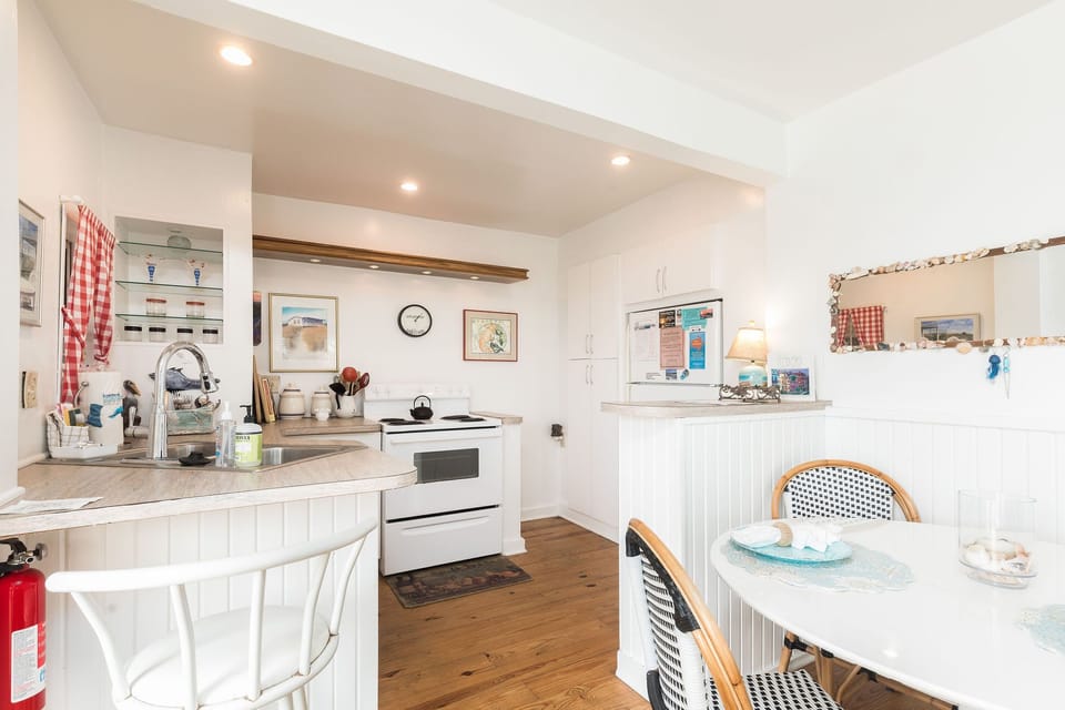 dining to kitchen