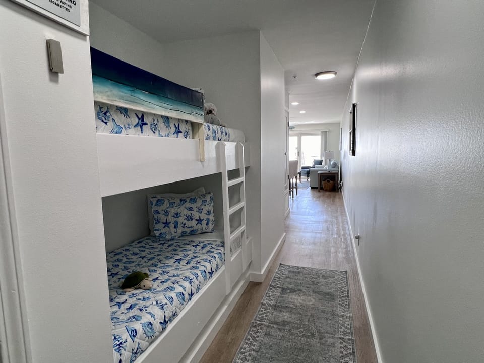 Bunk beds (Twin-size) in the main hallway (2)