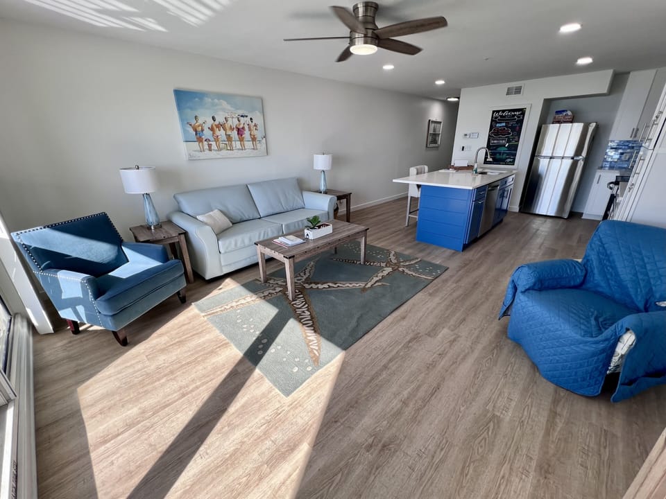 Main living area, Queen-size sleeper sofa, kitchen island