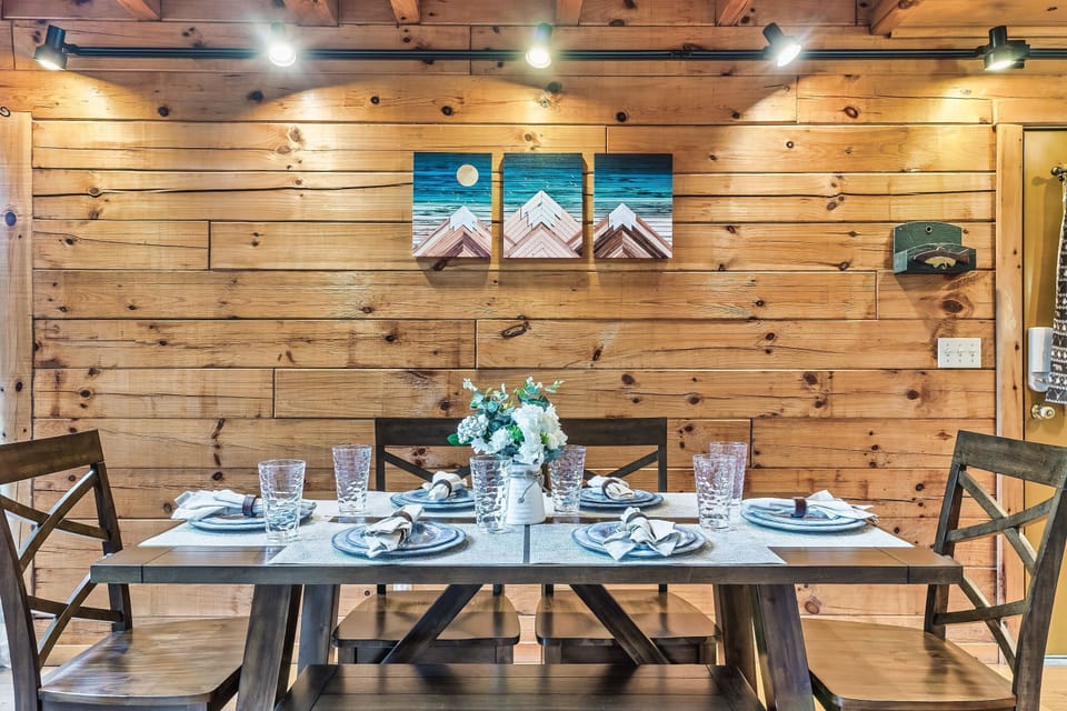 Dining room seats 6-8 people