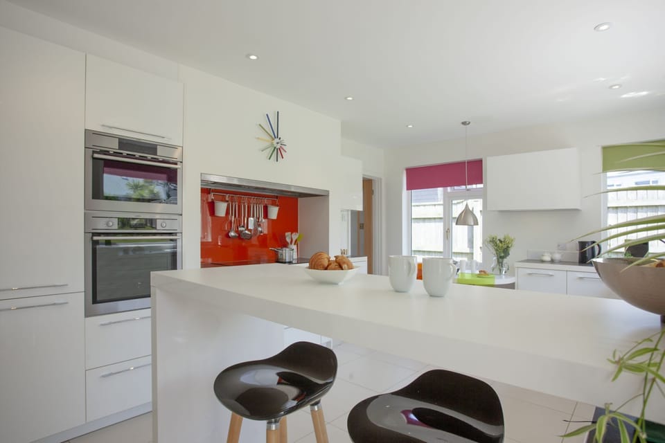 A breakfast bar and dishwasher, oven and stovetop - Little Close