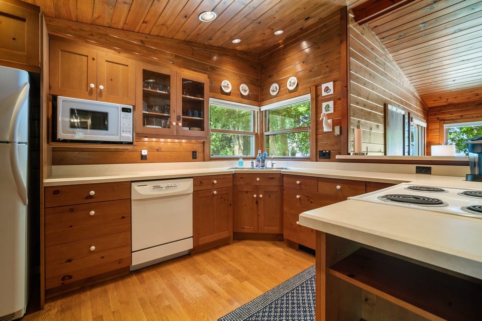 A well-stocked kitchen allows you to prepare delightful meals for your family. From pots and pans to table settings, we have it all!