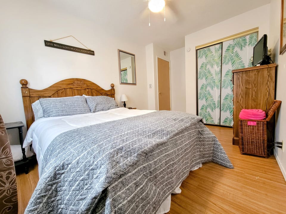 queen bed. sits low for smaller or handicapped individuals.