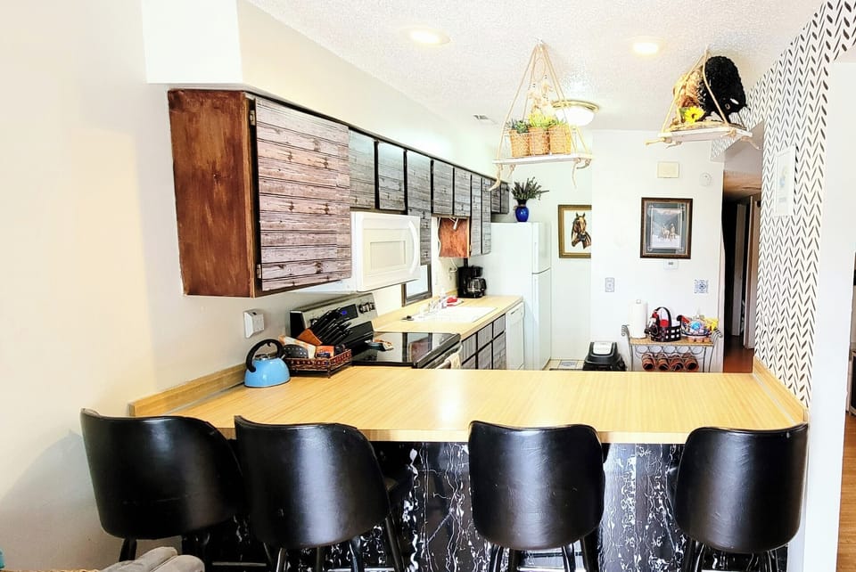eat-in kitchen 