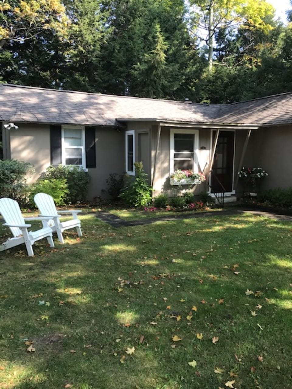 Front of cottage on M22