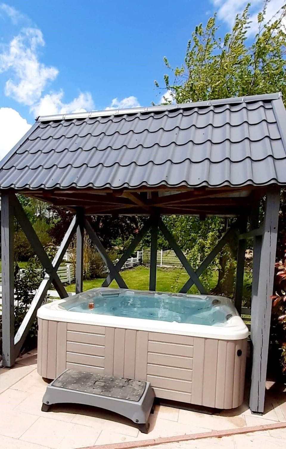 Outdoor spa tub