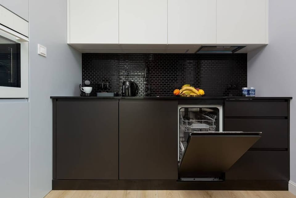 Fully equipped kitchenette with a fridge with freezer, oven, dishwasher, induction hob, extractor hood, coffee machine, electric kettle and washing machine.