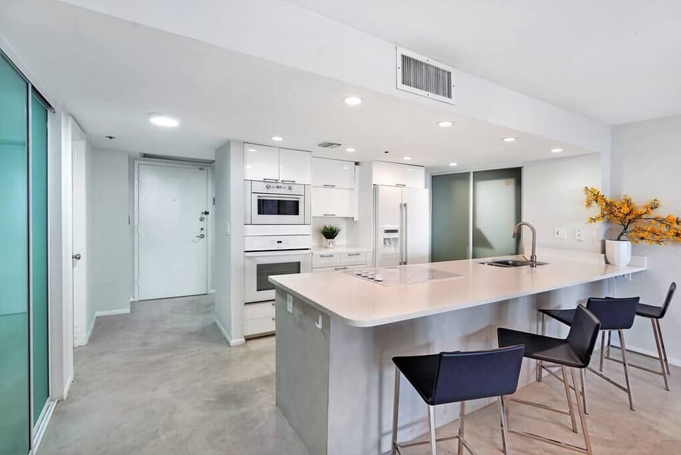 Fully equipped kitchen, washer/dryer, seating at kitchen counter 