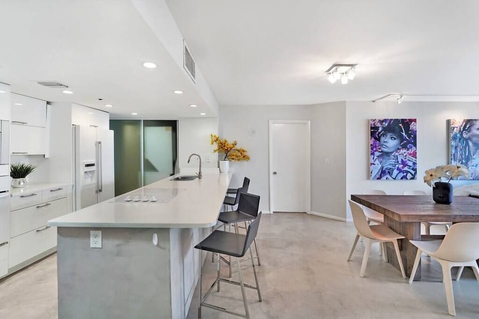 Fully equipped kitchen, dining area, seating at kitchen counter