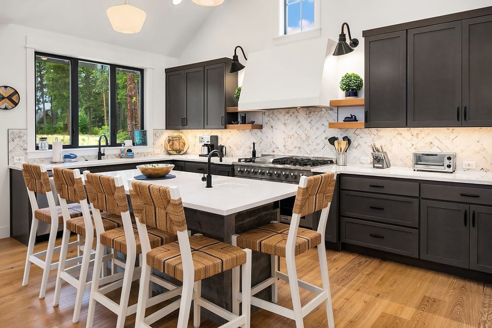 Freebird: - Large island bar and a fantastic gas cooktop.