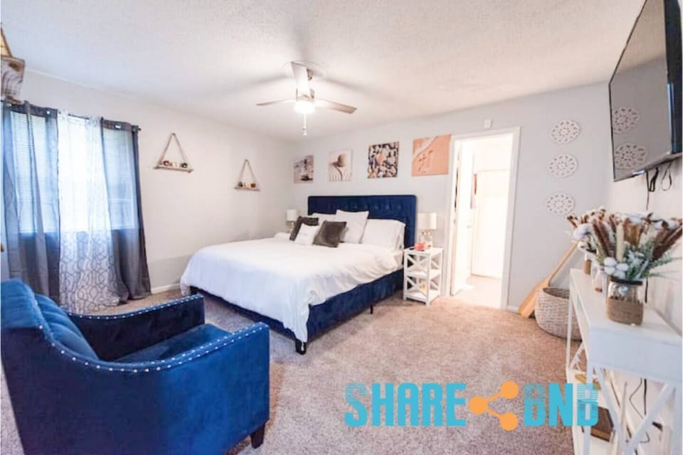 The plushy king mattress is there to provide you with all the rest needed after an exciting day of exploring Little Rock.