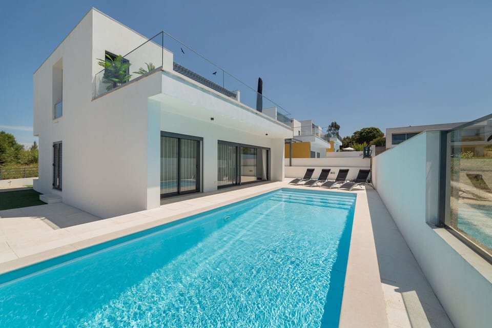 Holiday Homes with private swimming pool SCH051
